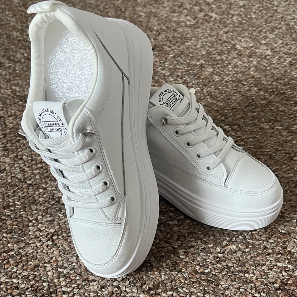 Women's White Wedge Sneaker! Size 5.5